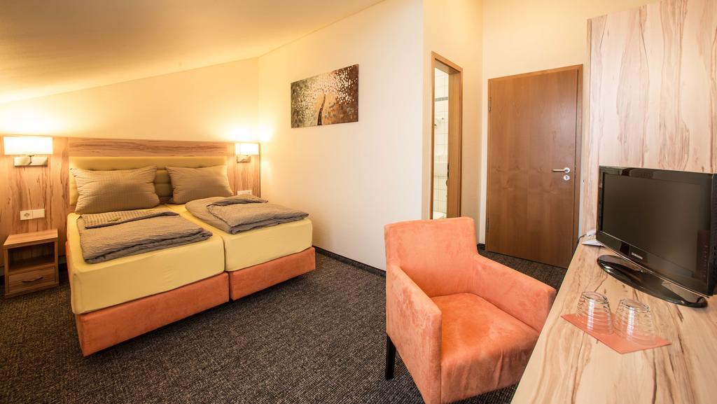 Hotel An Der Waldstrasse Groß-Zimmern الغرفة الصورة